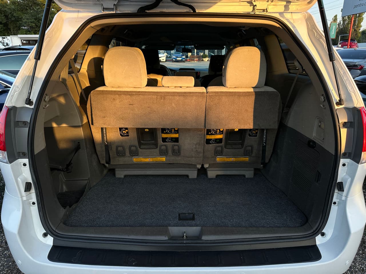 2011 Toyota Sienna — Miniatură 18