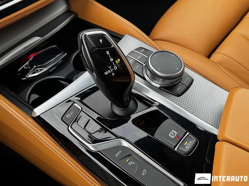 2017 BMW 530e — Miniatură 16