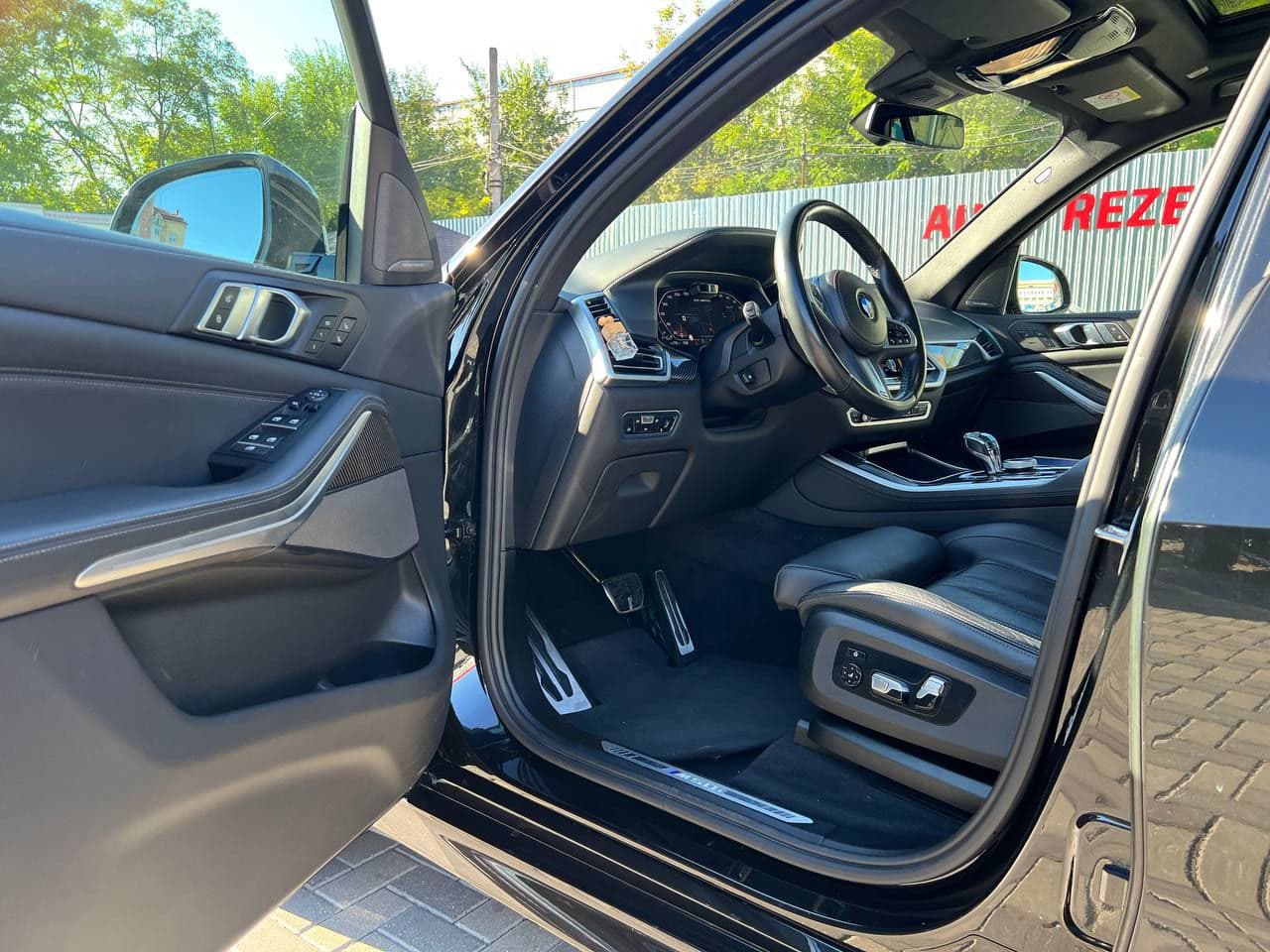 BMW X5 5.0i 2022 — Миниатюра 8