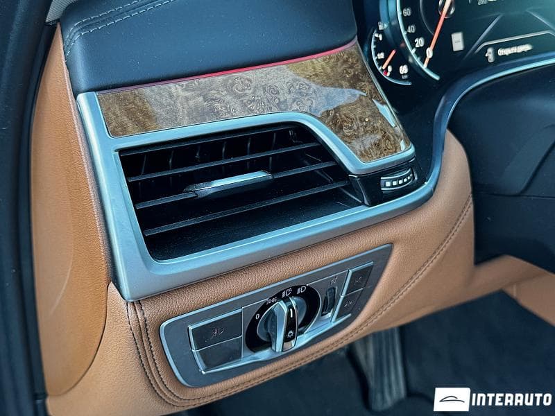 2017 BMW 740e — Miniatură 24