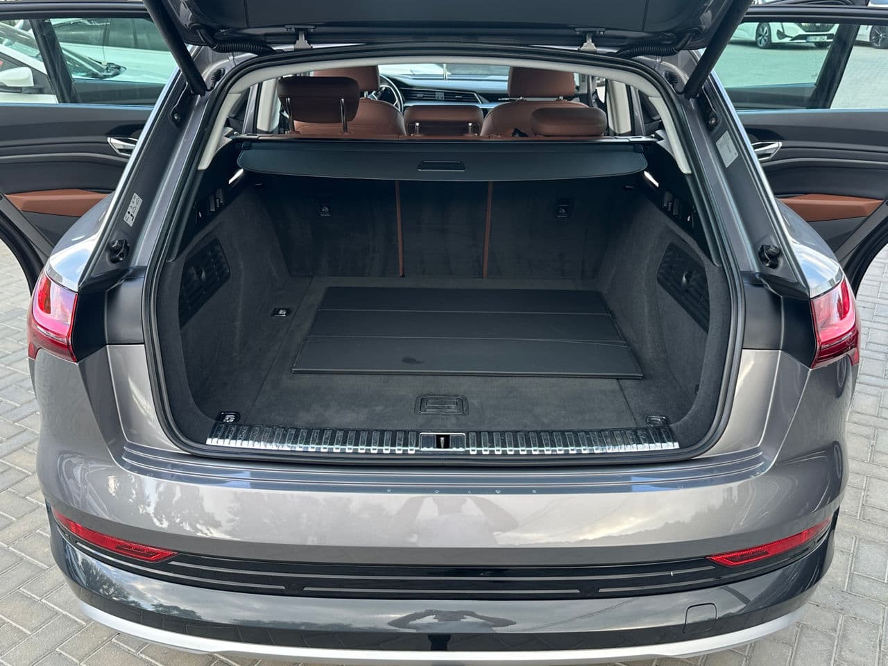 2020 Audi E-tron — Miniatură 23
