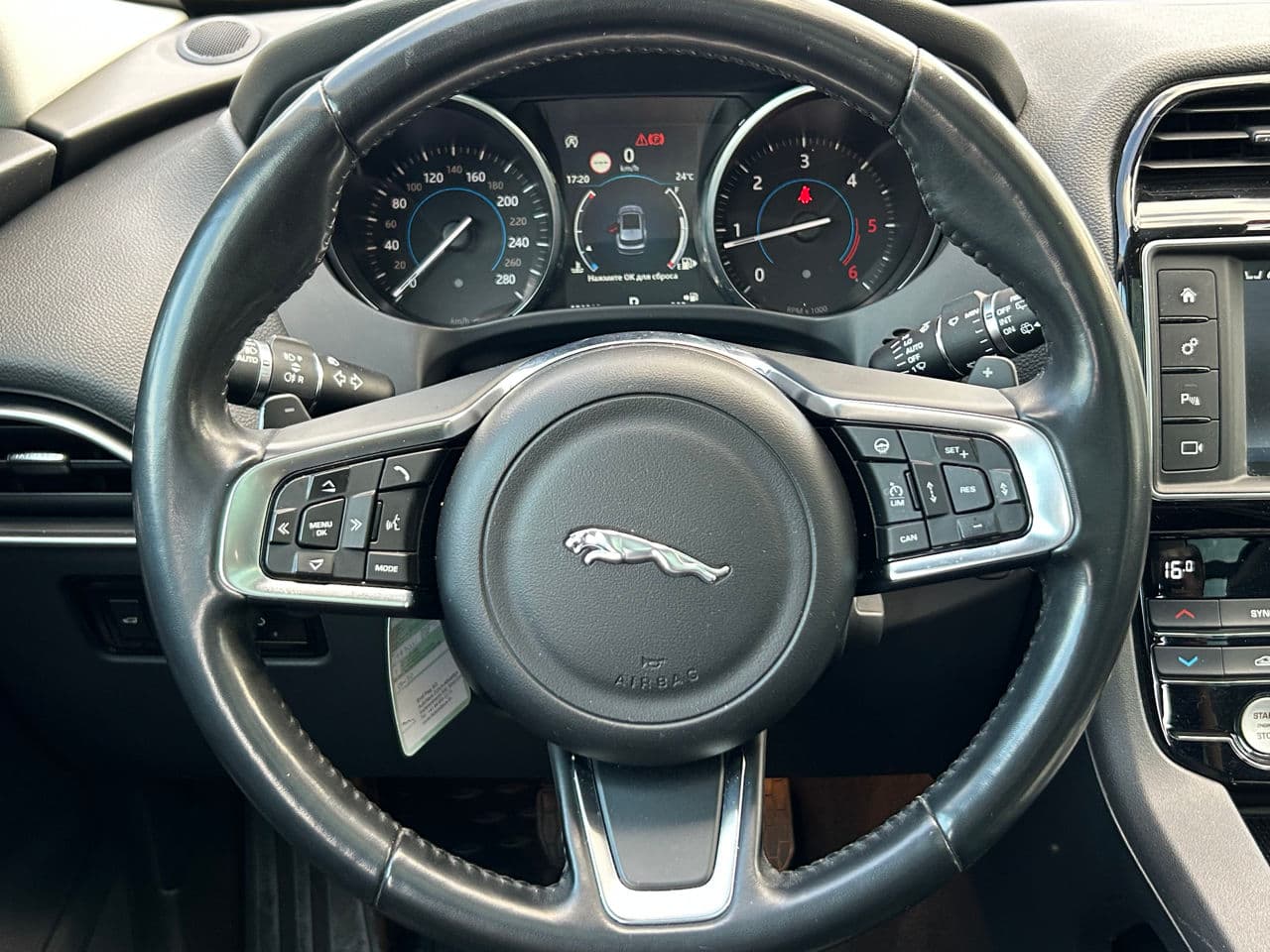 2017 Jaguar F-Pace — Miniatură 12