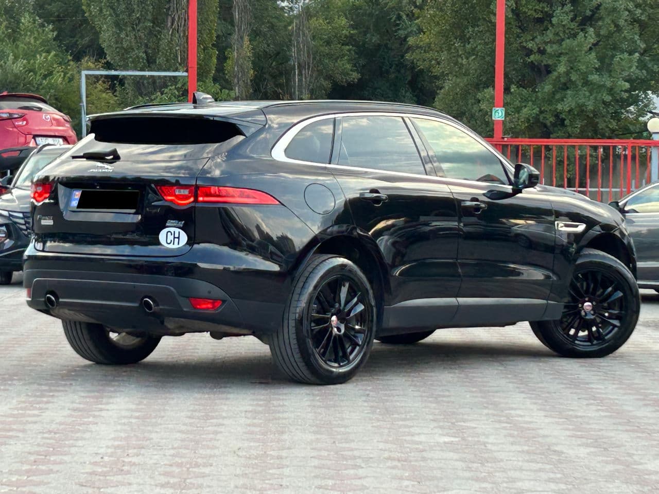 2017 Jaguar F-Pace — Miniatură 3
