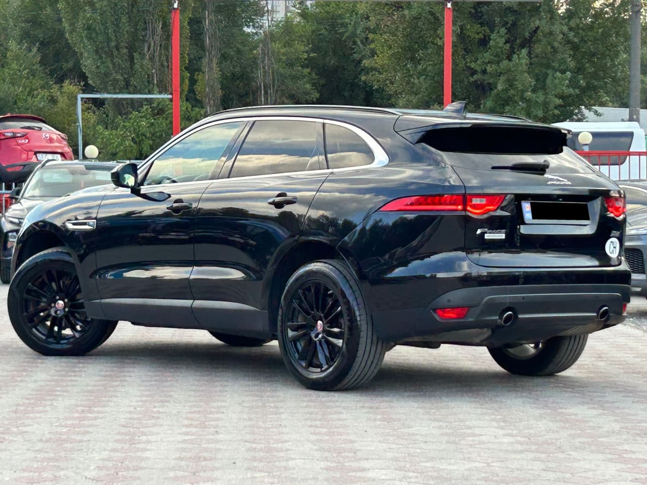 2017 Jaguar F-Pace — Miniatură 2