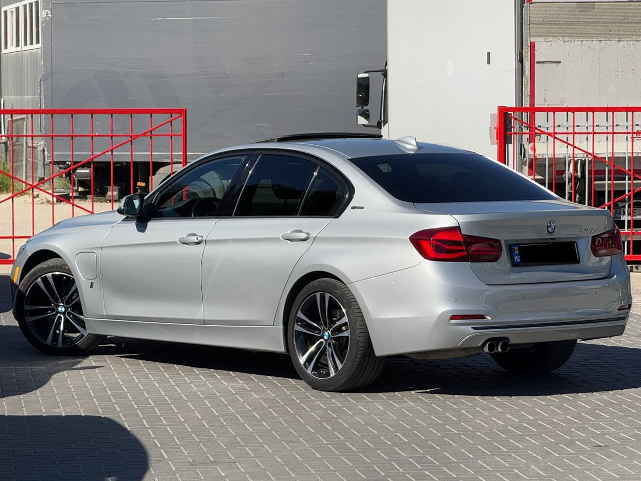 BMW 330E 2017 — Миниатюра 4