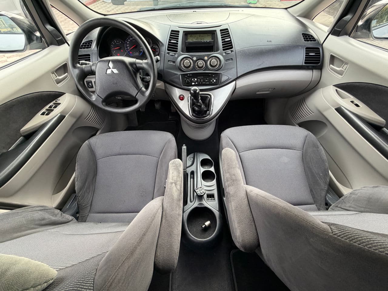 2005 Mitsubishi Grandis — Miniatură 14