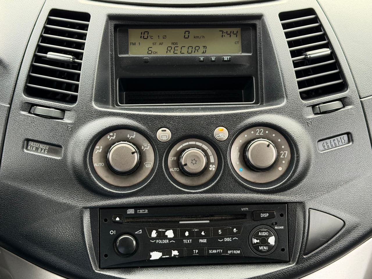 2005 Mitsubishi Grandis — Miniatură 12
