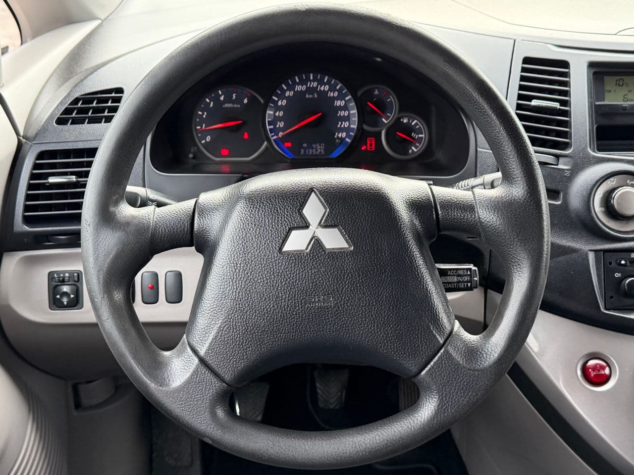 2005 Mitsubishi Grandis — Miniatură 11