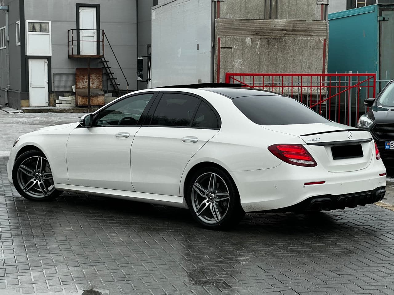 2017 Mercedes E 300 — Miniatură 2