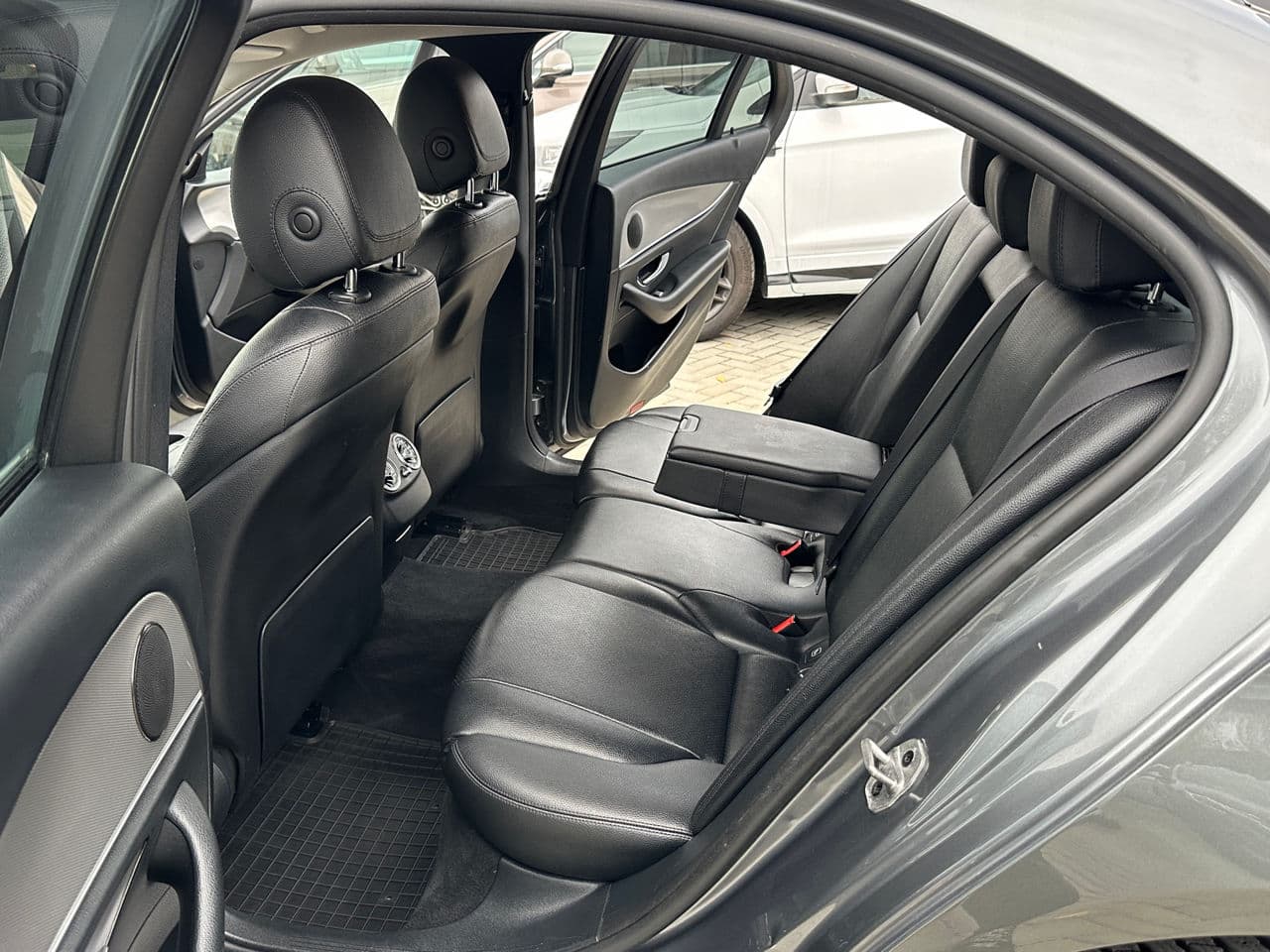 2019 Mercedes E 220 — Miniatură 13