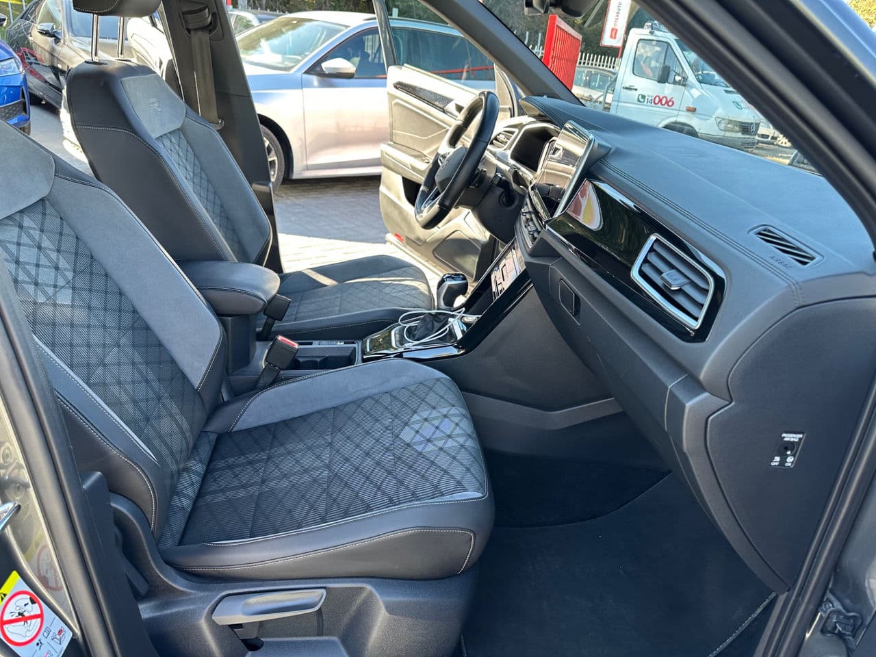 Volkswagen T-Roc 2023 — Миниатюра 5