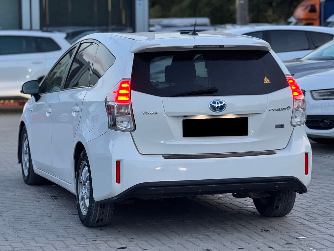 2015 Toyota Prius Plus / V — Miniatură 4