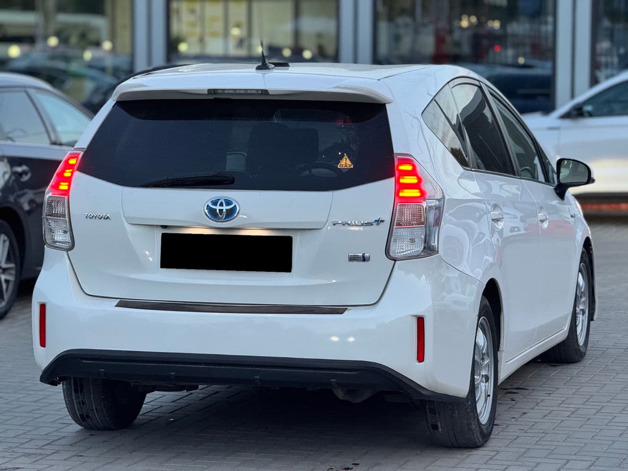 2015 Toyota Prius Plus / V — Miniatură 2