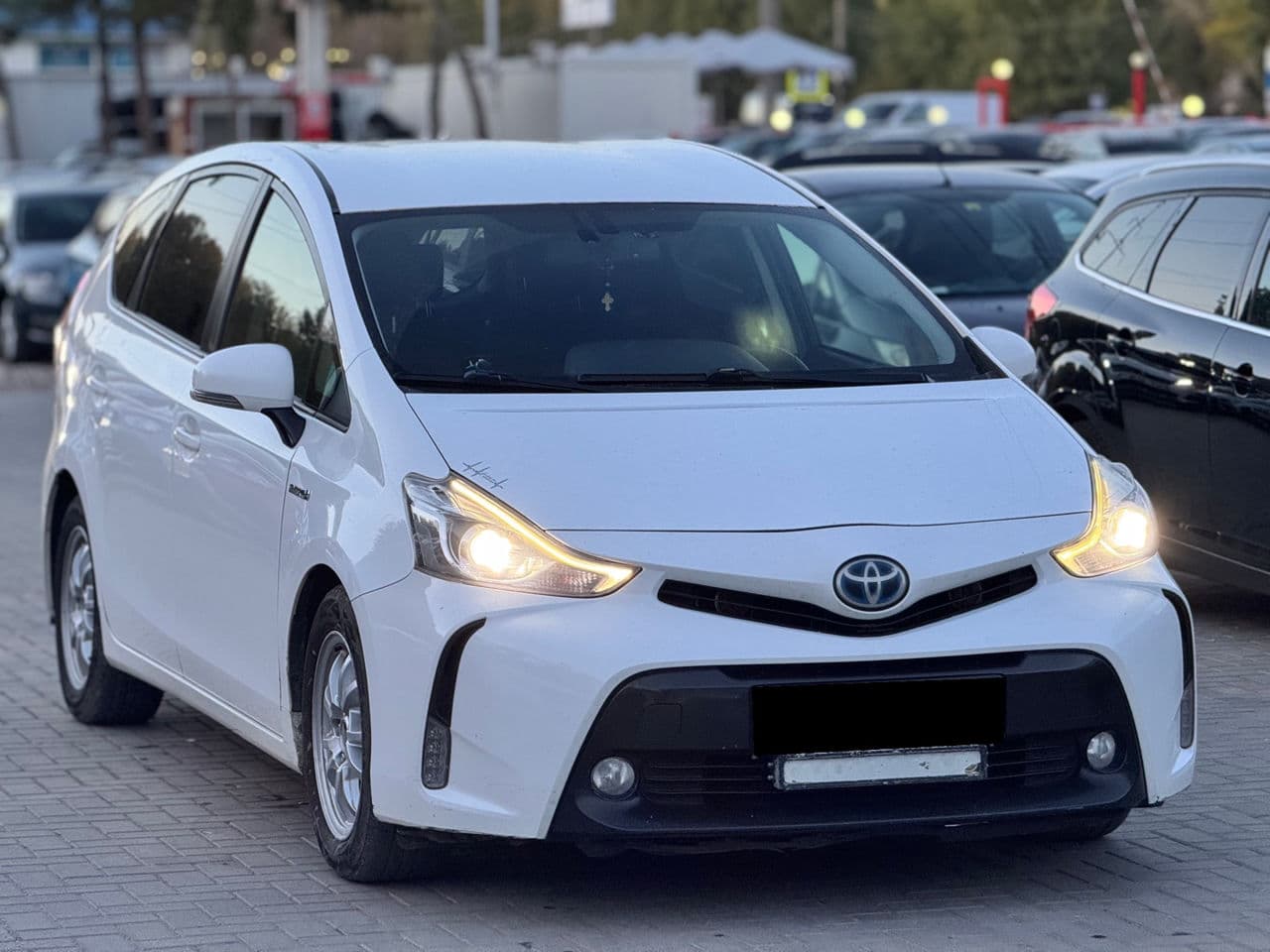 2015 Toyota Prius Plus / V — Miniatură 3