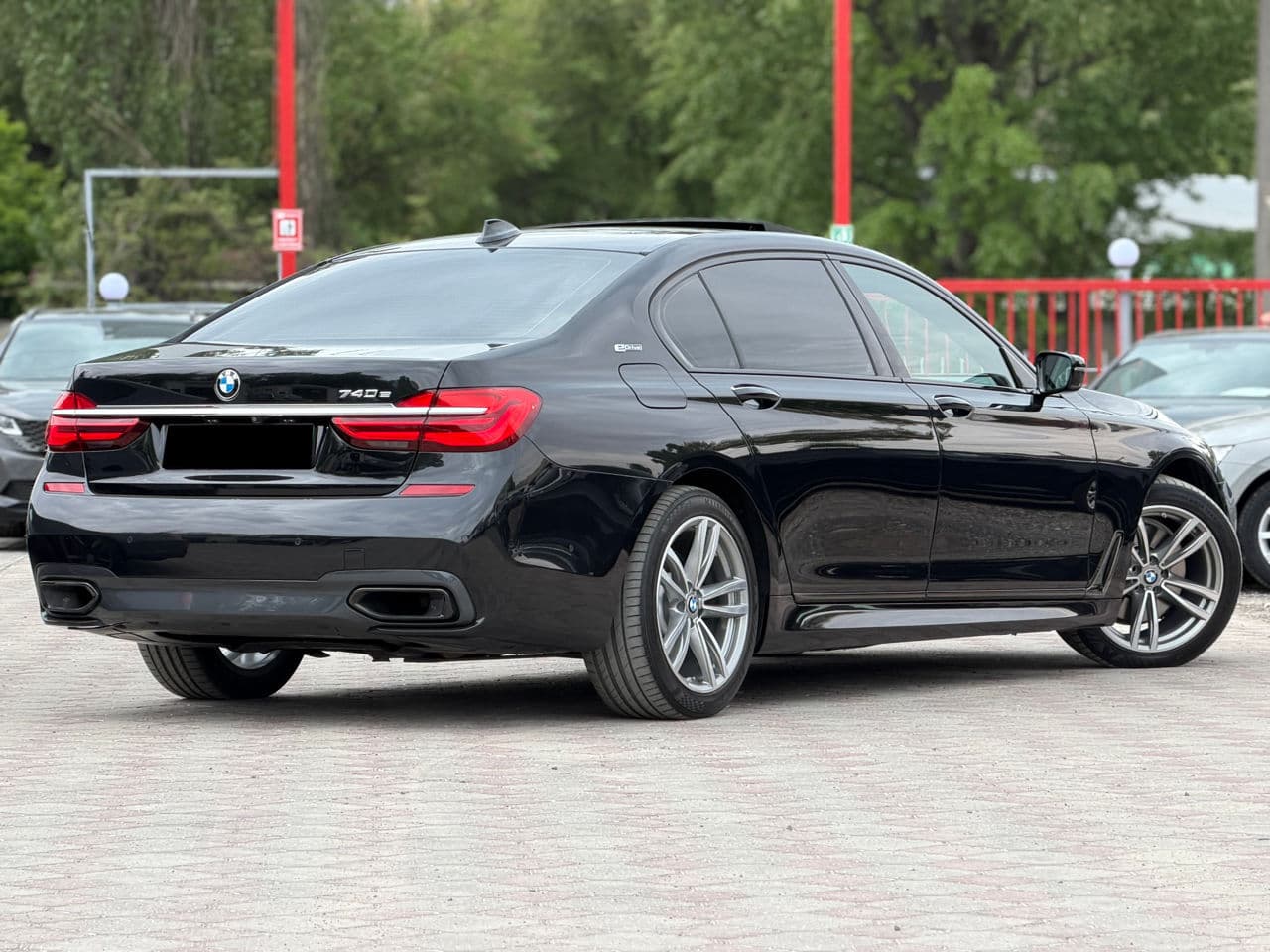 2017 BMW 740e — Miniatură 2