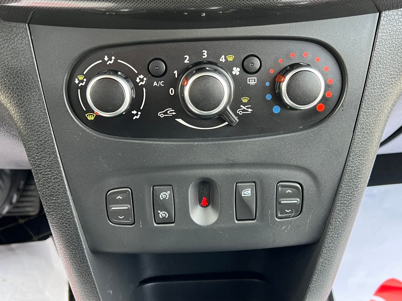 2017 Dacia Sandero Stepway — Miniatură 10