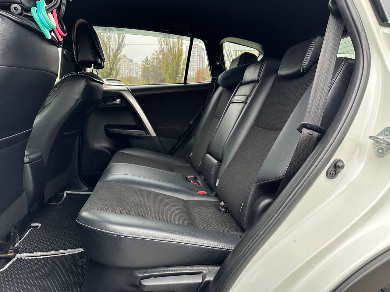 2016 Toyota Rav-4 — Miniatură 15