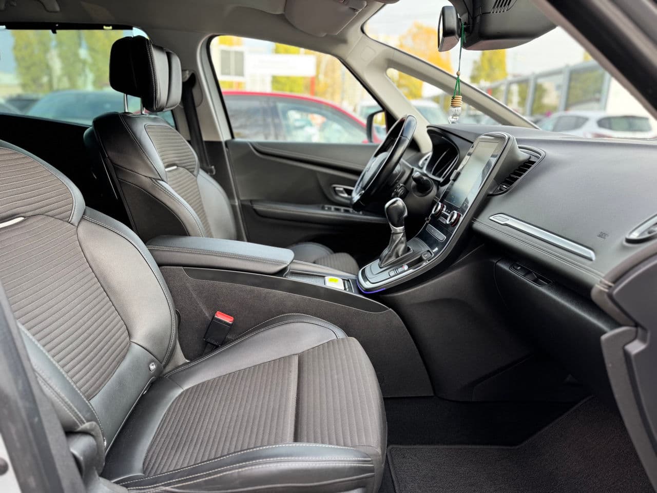 2017 Renault Grand Scenic — Miniatură 18