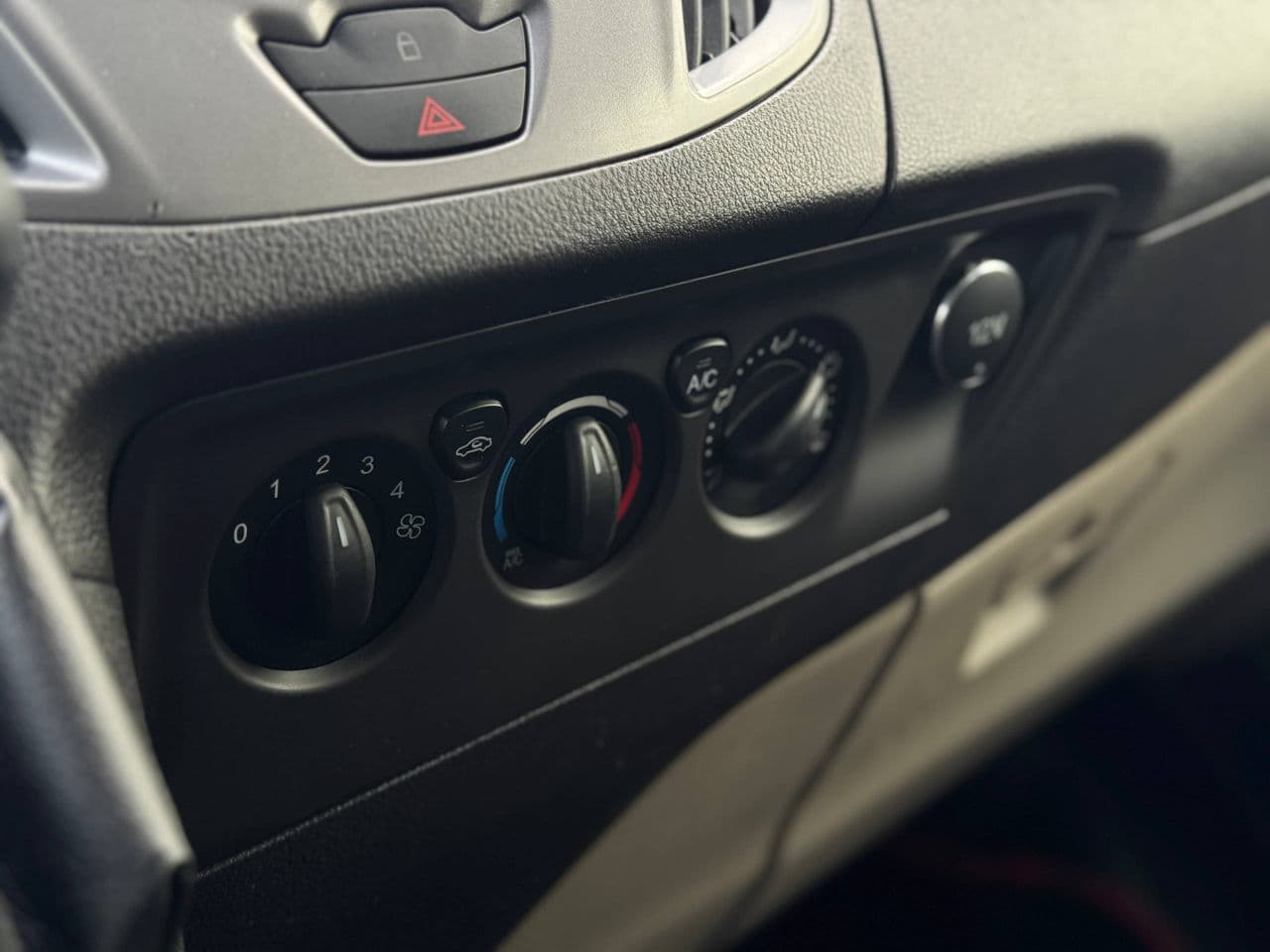 2015 Ford Transit — Miniatură 11