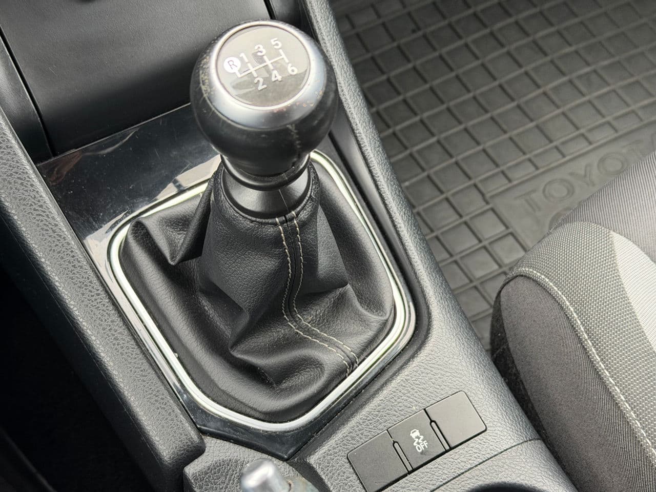 2016 Toyota Auris — Miniatură 13