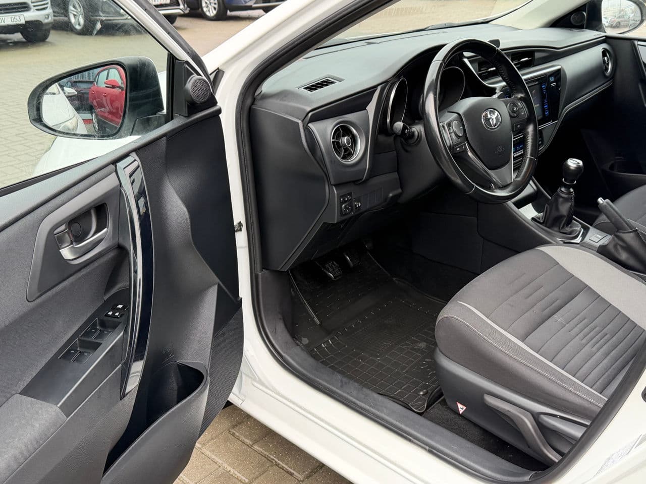2016 Toyota Auris — Miniatură 5