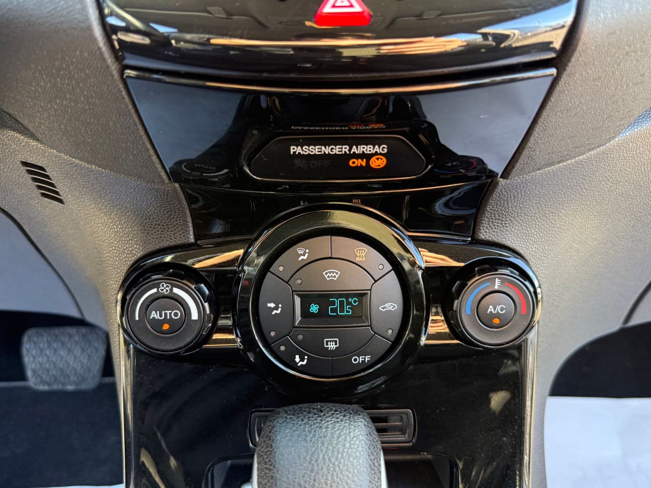 2016 Ford Fiesta — Miniatură 10