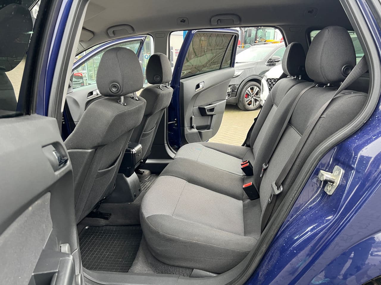 2010 Opel Astra — Miniatură 13