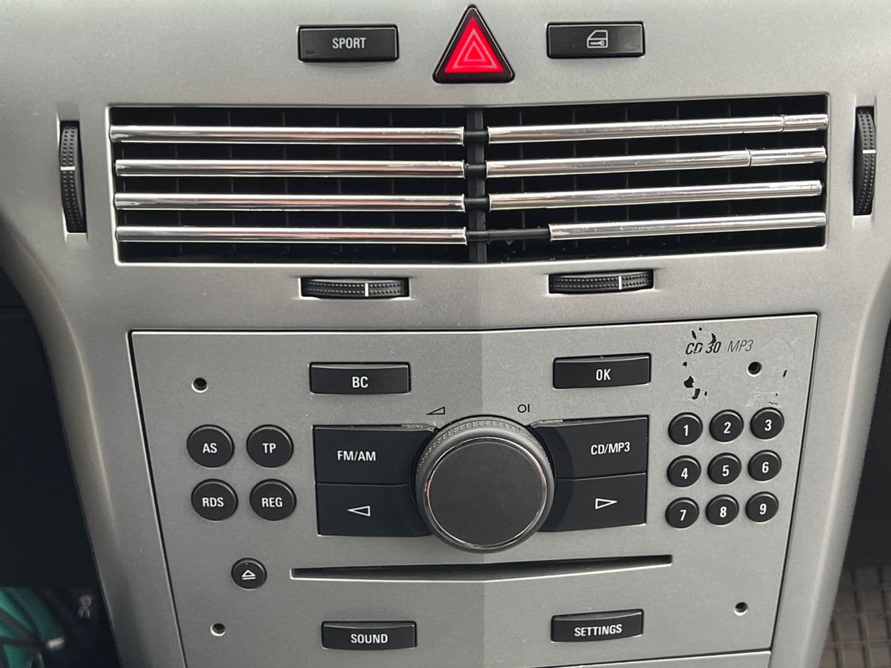 2010 Opel Astra — Miniatură 10