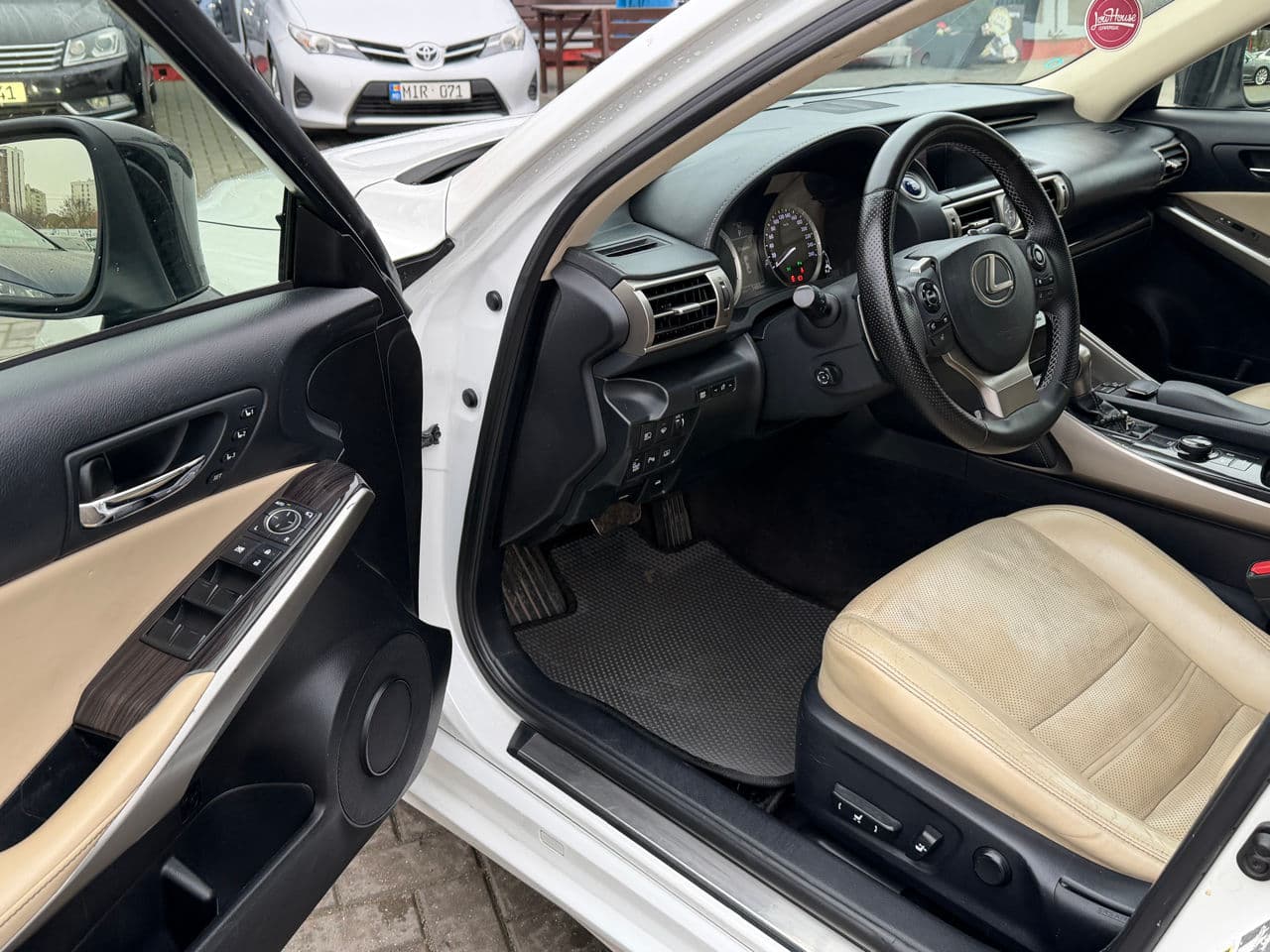 2014 Lexus IS 300h — Miniatură 7