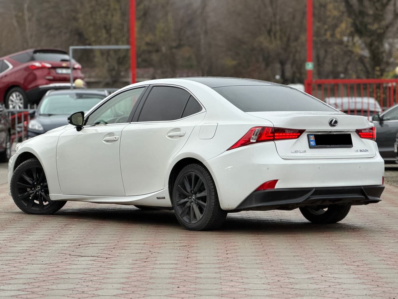2014 Lexus IS 300h — Miniatură 2