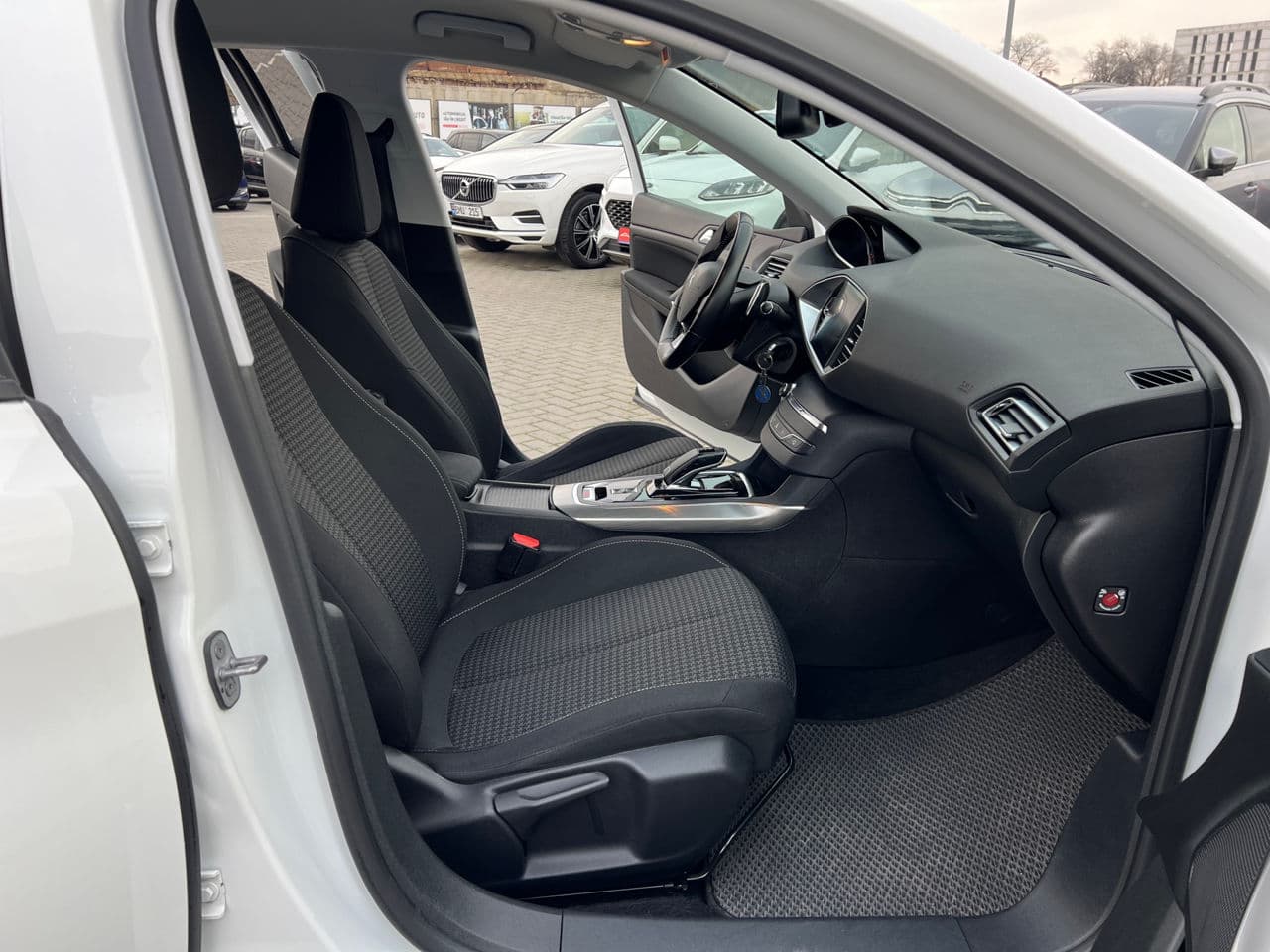 Peugeot 308 2019 — Миниатюра 14