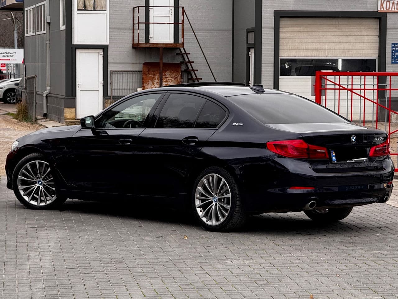 2019 BMW 530e — Miniatură 3