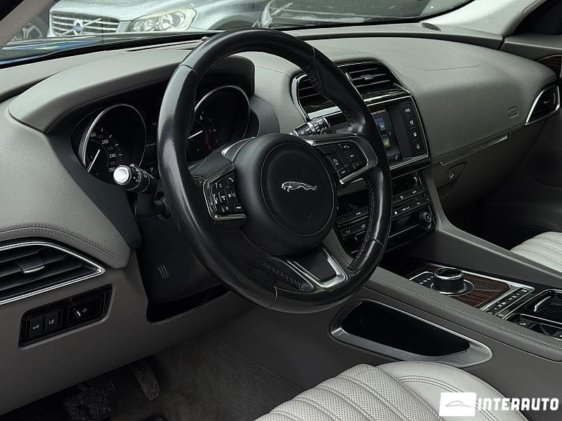2017 Jaguar F-Pace — Miniatură 10