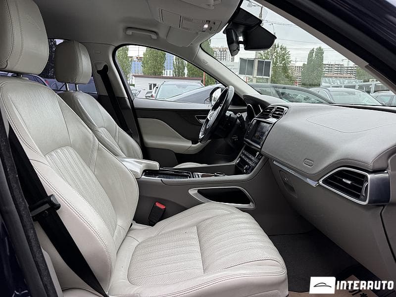 2017 Jaguar F-Pace — Miniatură 18