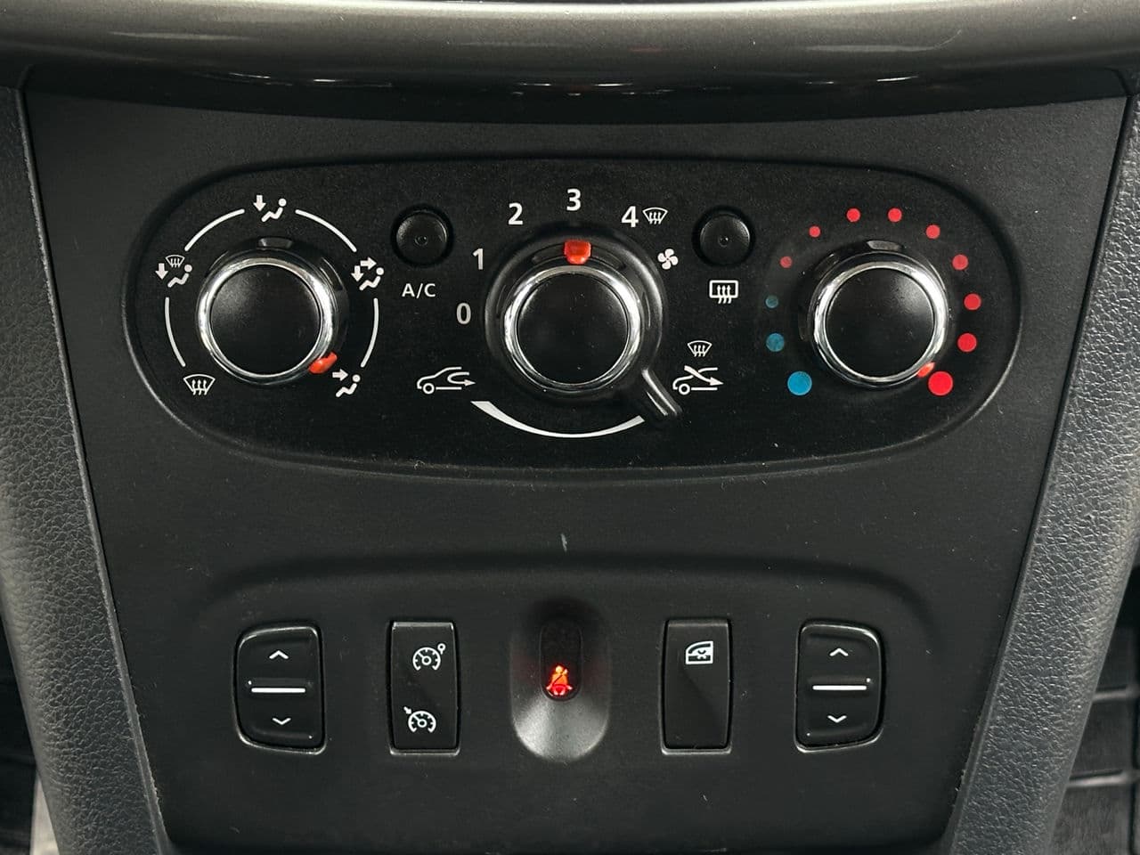 2016 Dacia Sandero Stepway — Miniatură 10