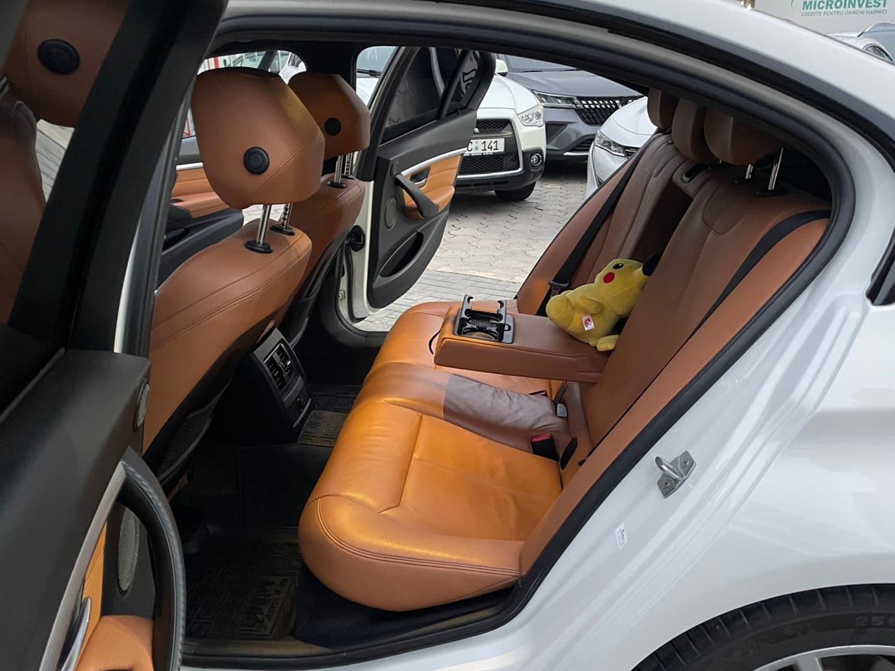 2017 BMW 330E — Miniatură 18