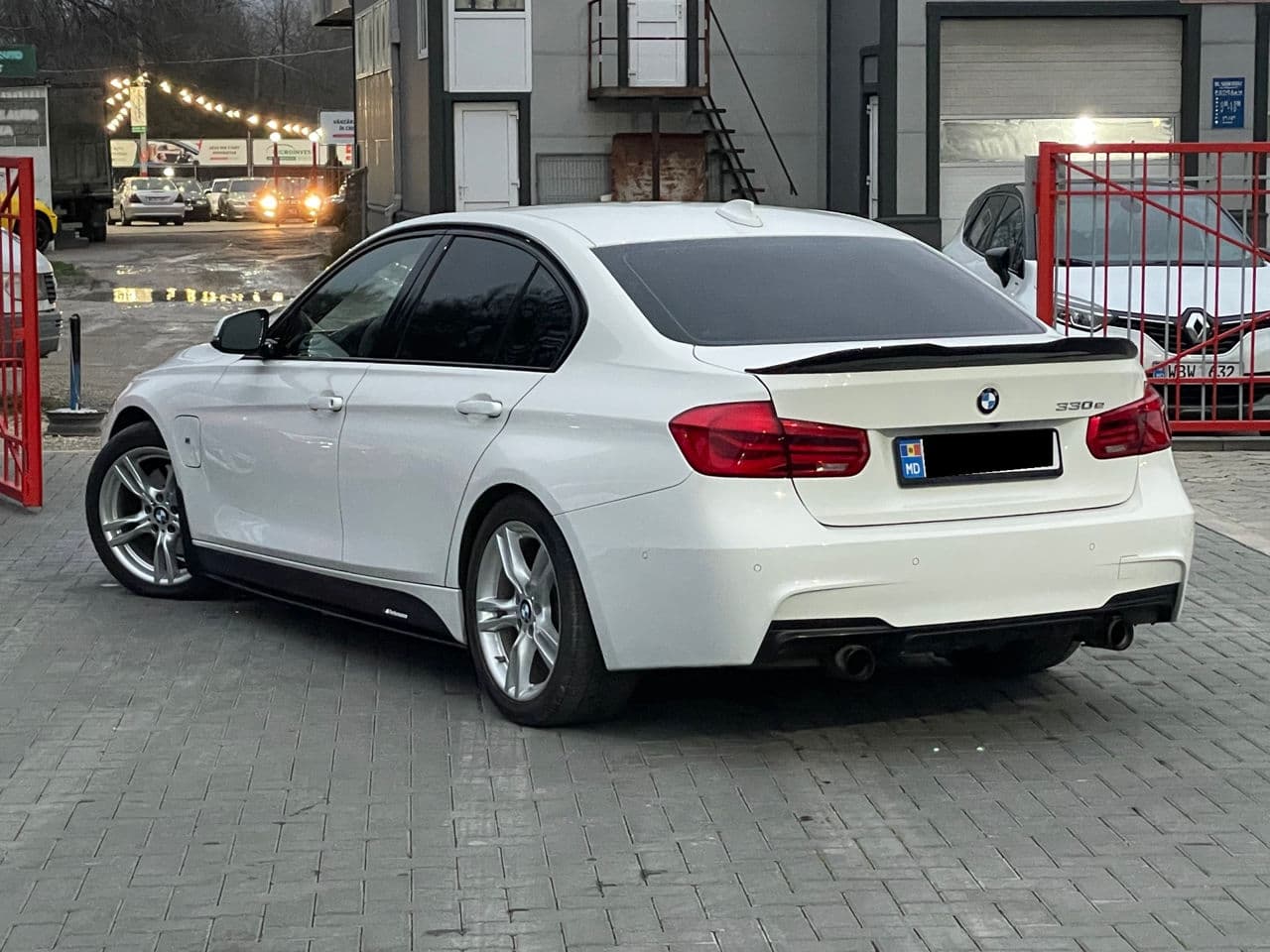 2017 BMW 330E — Miniatură 2