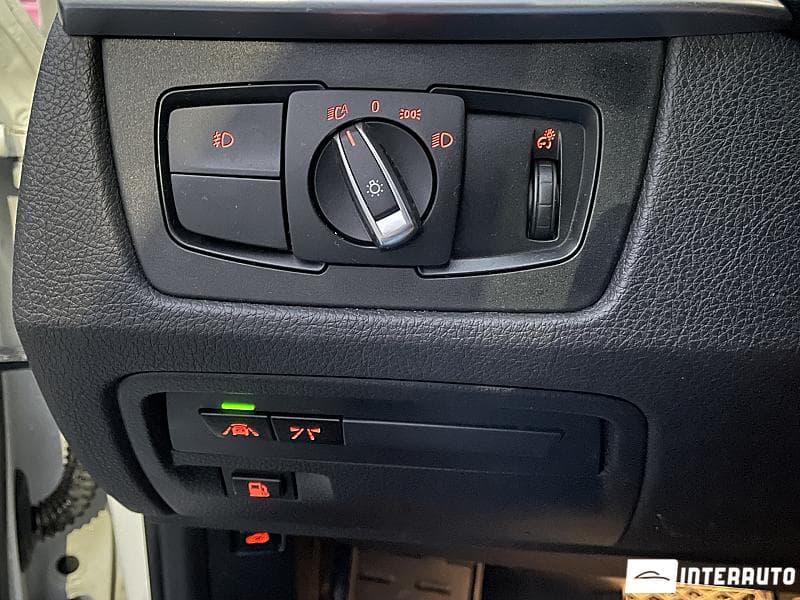 2017 BMW 330E — Miniatură 15