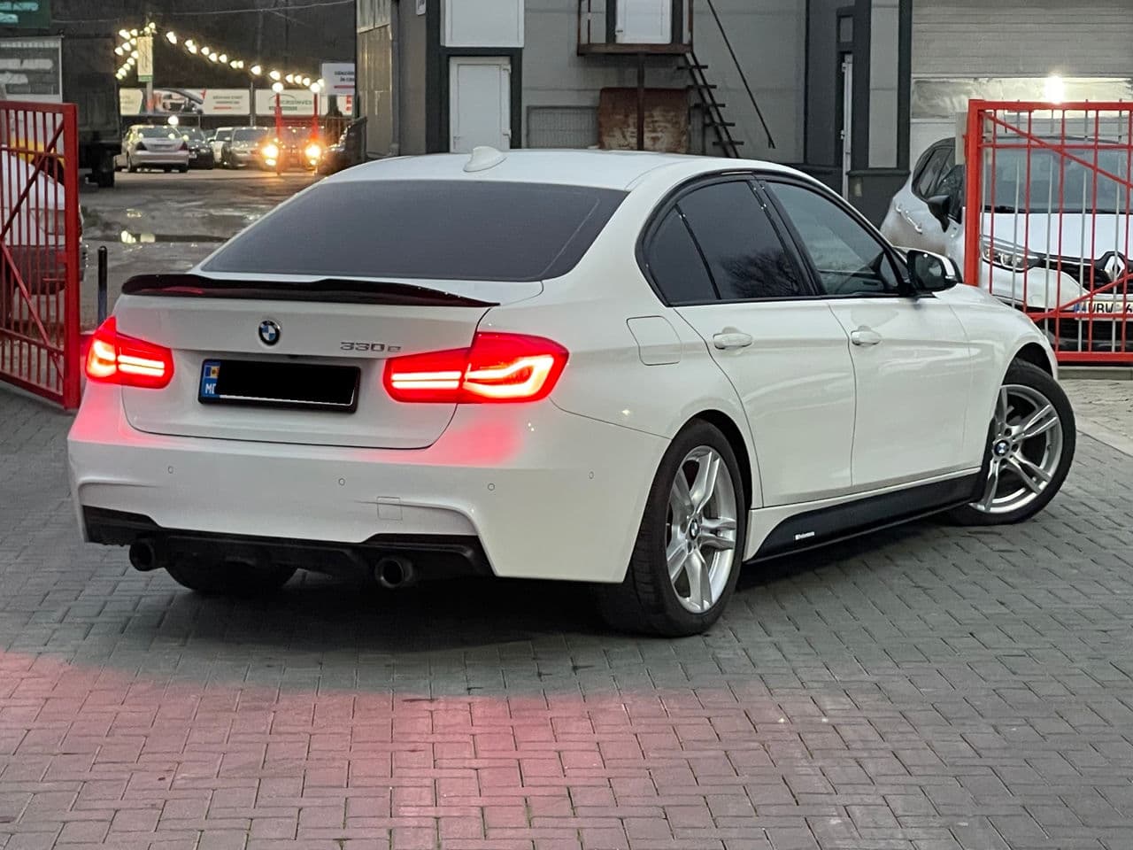 2017 BMW 330E — Miniatură 3
