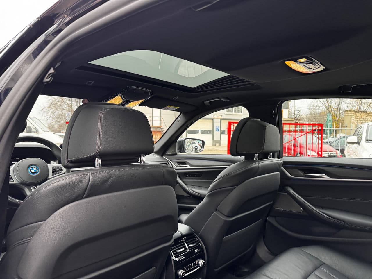 2021 BMW 545e — Miniatură 16