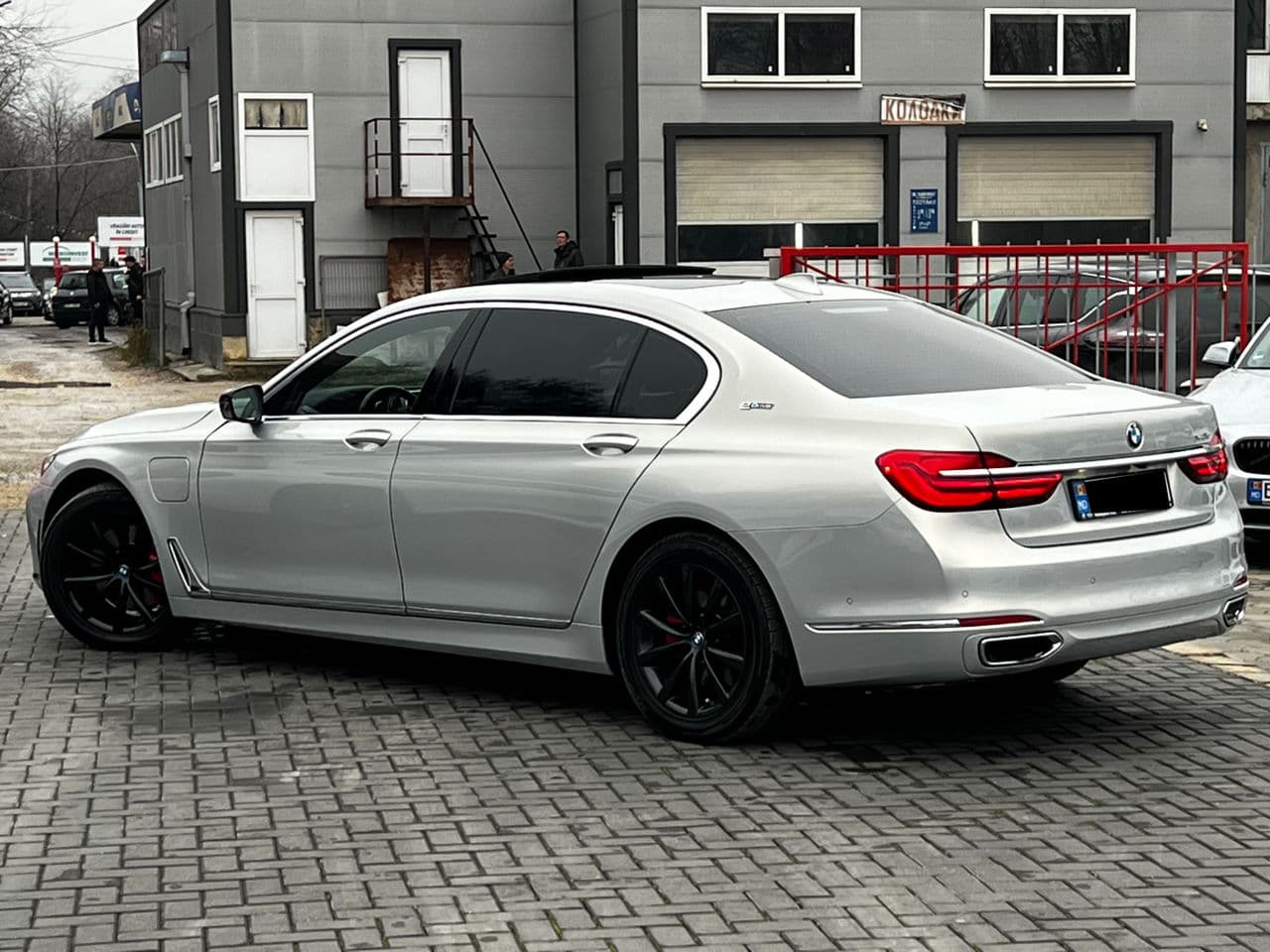 BMW 740e 2017 — Миниатюра 3