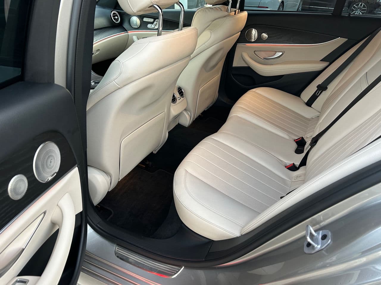 2023 Mercedes E 350 — Miniatură 18