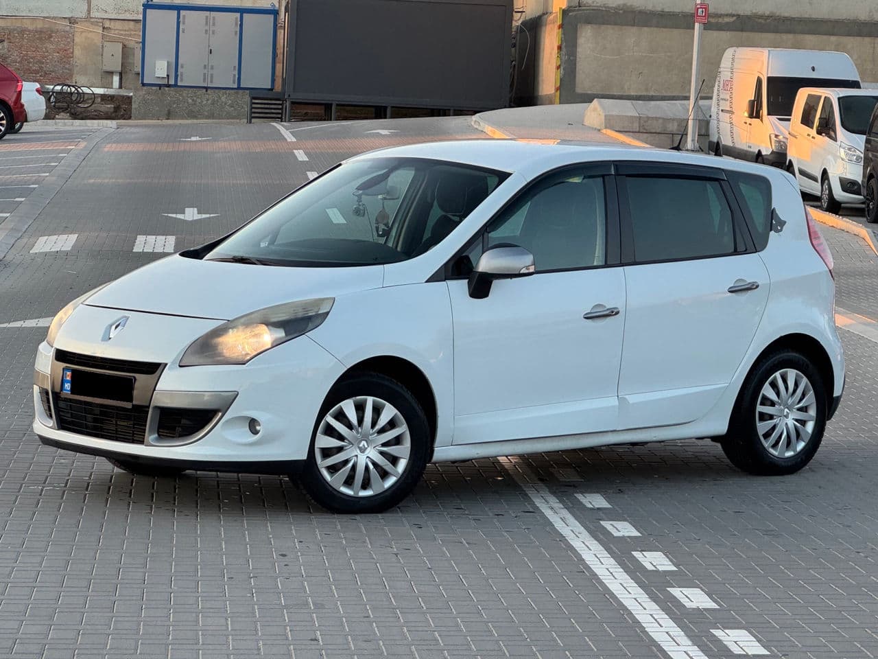 2010 Renault Scenic — Miniatură 2
