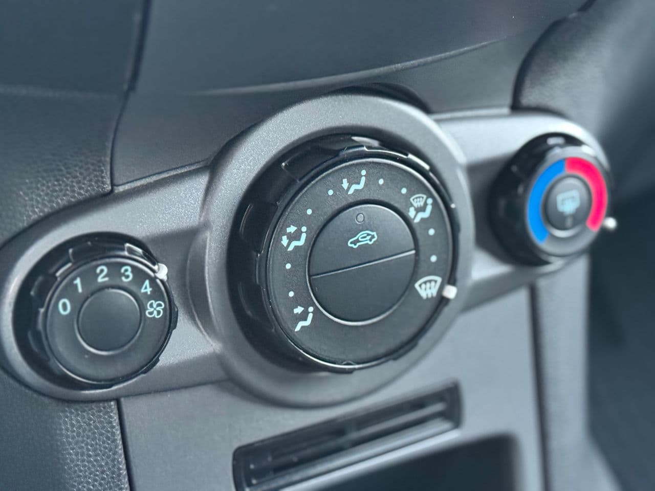 2016 Ford Fiesta — Miniatură 14