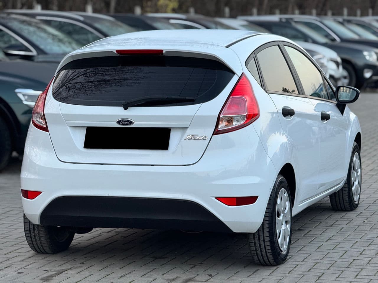 2016 Ford Fiesta — Miniatură 4
