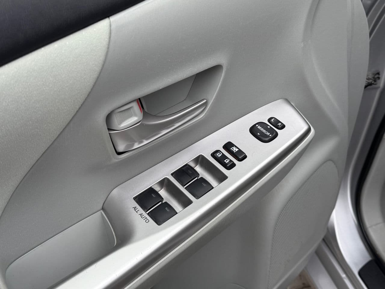 Toyota Prius Plus / V 2012 — Миниатюра 7