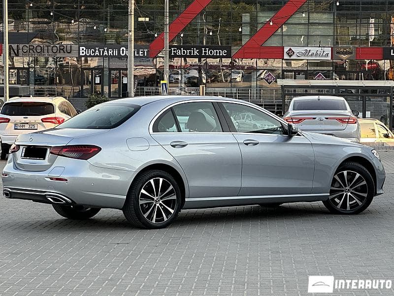2022 Mercedes E 300e — Miniatură 3