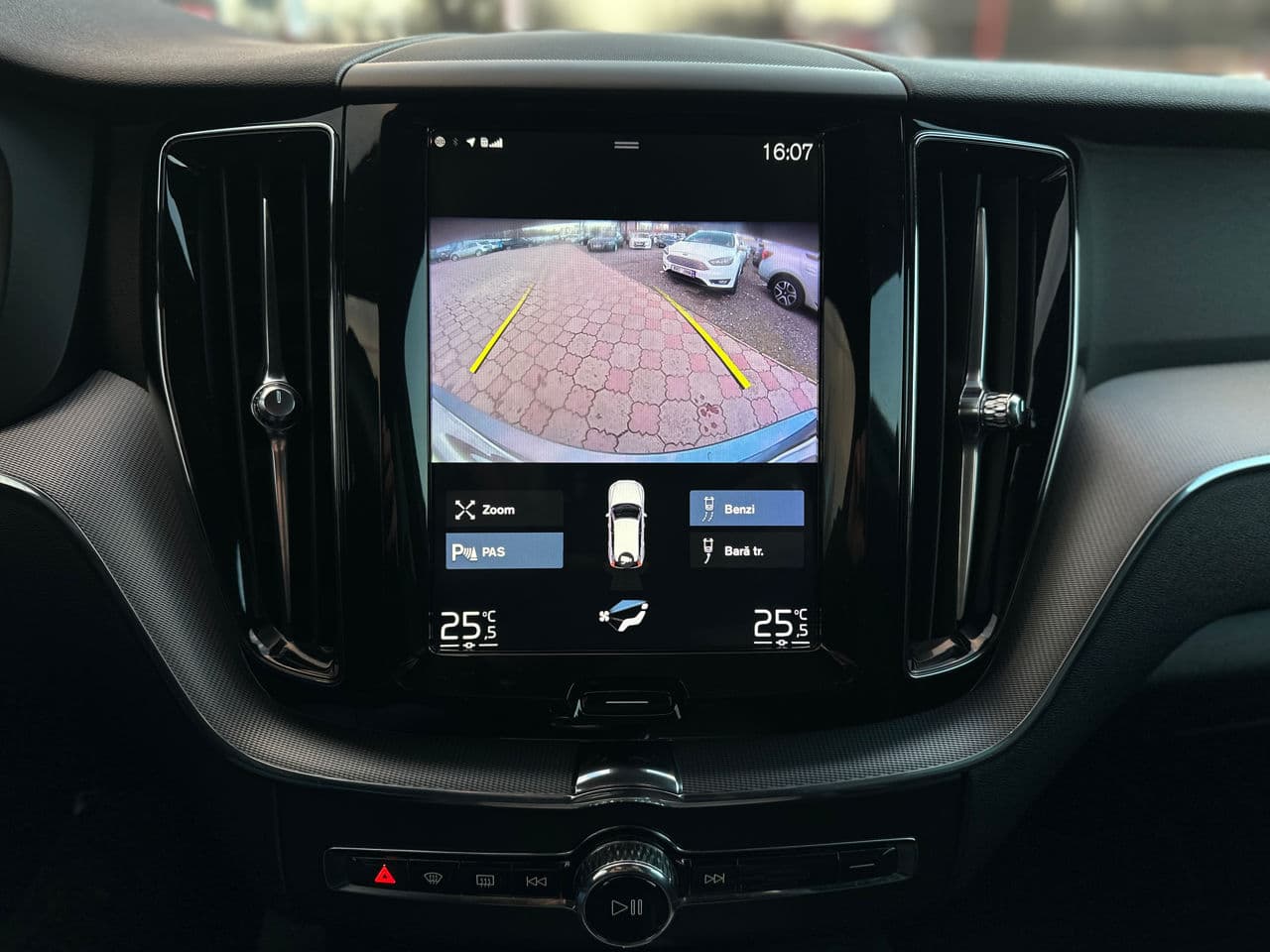 Volvo XC 60 2018 — Миниатюра 12