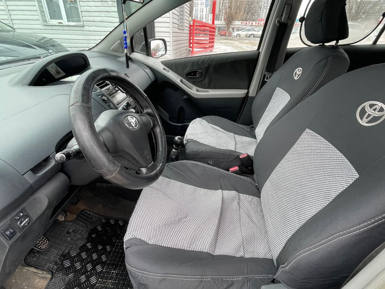 2010 Toyota Yaris — Miniatură 6