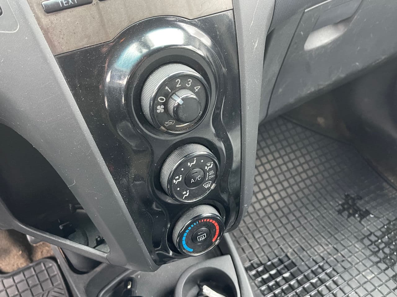 2010 Toyota Yaris — Miniatură 8